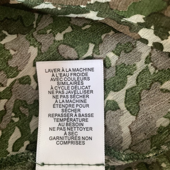 LIZ CLAIBORNE Olive Green Camouflage, sheer ruffled blouse. Large - Picture 10 of 10